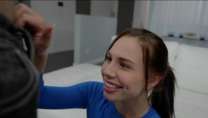 seks mineta i igraszki na łóżku