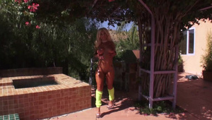 wytatuowany kolo wciska penisa w jej dziób