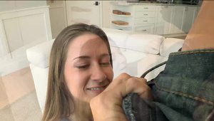 dobrze penetruje słodką szparkę na schodach