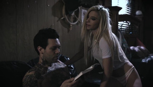 przywiózł blondynę do siebie gdzie czekała już jego laska