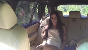 chuda laska pochyla się i ssie fiuta