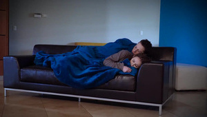 kładzie sobie jego pałę na twarzy