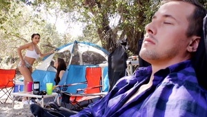 dziewczynka z zatyczką analną w pupie