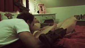 ruda dupa wyszła na spacer w bieliźnie