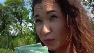 brunetka naga w hotelu