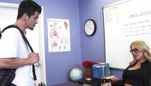 zdzirowaty milf znalazła faceta z największym kutasem i zrobił mu loda