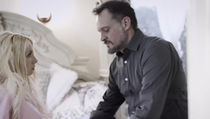 okularnica bierze dużą landarę w usta