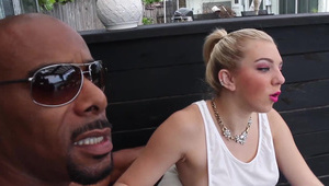 młoda cheerleaderka na treningu