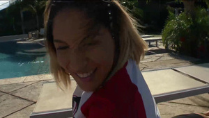 młoda laska pieści się w solarium