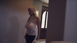 z boską brunetką w toalecie