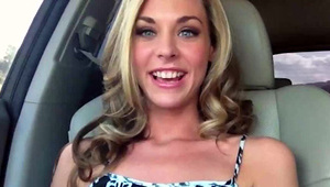 bogacz bawi się z niunią