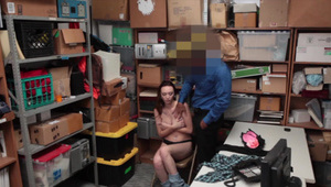 ruda azjatka delektuje się fiutem