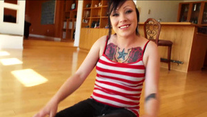 brunetka z dwoma kolegami