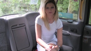 super dziunia ssie długiego kutasa w samochodzie