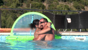 młoda brunetka zabawia się z chłopakiem w halloween