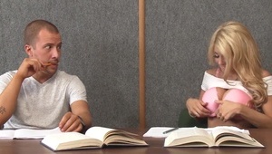 goła laska z monstrualnymi cyckami pieprzy się w wannie