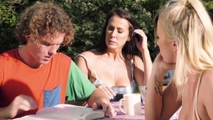 młoda dziewczyna z dużymi cyckami bierze do buzi