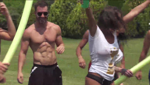 siada na długiej sztywnej pałce