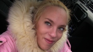 mama z dużym dekoltem trzepie penisa