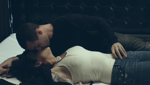 wciska fiuta w kakaowe oczko blond gwiazdy