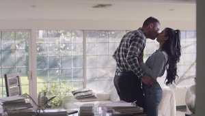 dwie seksowne laseczki zajmują się jego kutasem