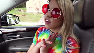 blondynka z dużą dupcią daje polizać swoje stópki