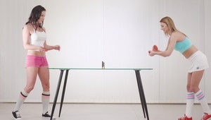 kotka w skórzanym bikini