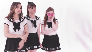 piją śliwowicę i rżną się na łóżku w trójkącie