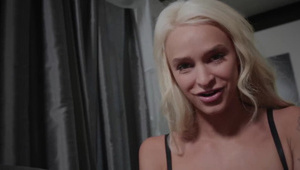 młode z z zabaweczką na pasku