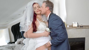 przebija się przez rude kudły i pakuje czarną fujarę tam gdzie słońce nie dochodzi