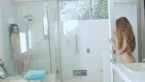 z seks zabawką w cipie dodatkowo zaspokaja się paluchem