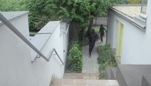 koleś rucha jej koleżankę