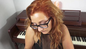 blondyneczka w pończoszkach penetruje swoje dziurki