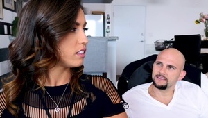 egzotyczna lisica lat 20 pokazuje swoją owłosioną cipkę i słodkie naturalne cycki