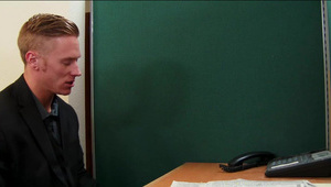 mąż zapina swoją żonę