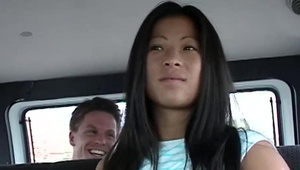 ruda panienka posuwana na pieska na materacu