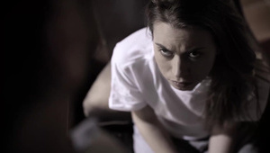 całuje cudowną kocicę po szyi