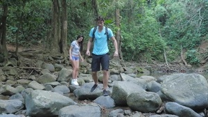 dojrzały facet chlapnął spermą młodej meksykance na buzię i brzuszek