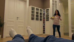 azjatka słodko jęczy podczas zapinania