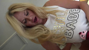 młoda brunetka uwielbia anala