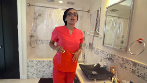 związana pani z wypiętą i bladą dupką