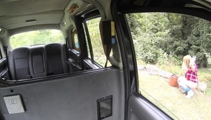 niewielka laska ujeżdża porno tatusia na łóżku