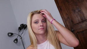 czekoladowe fiuty penetrują gorącą barbie