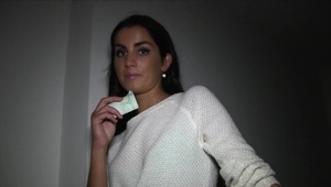 blondyna sama z dwóch palców sobie jedzie