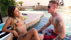 dojrzała blond laska rozkłada nogi na kanapie