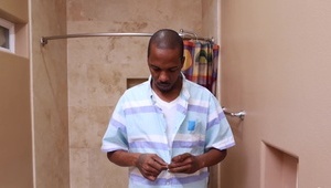 facet podgryza jej sterczące sutki