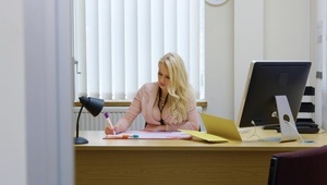 mamuśka nieśmiało robi striptiz