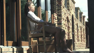 opalona i seksowna kocica zarzuca boską dupą