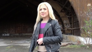 ciekawska murzynka klęka do kutasa