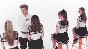 studentki kręcą swymi pupciami